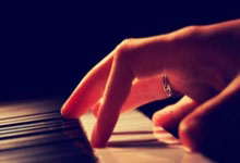 绿茵场上的华章：当足球点燃激情，当胜利收获欢呼