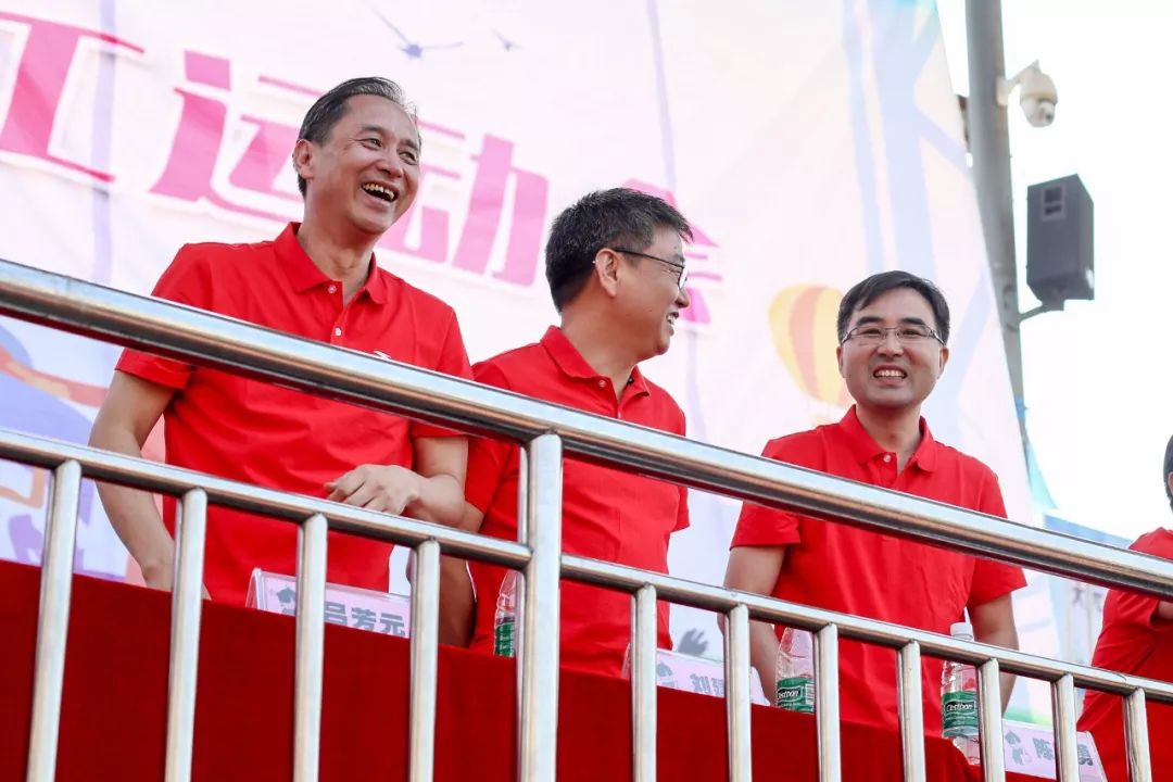 开运体育入口-红色狂欢席卷全场，球迷们为队伍喝彩