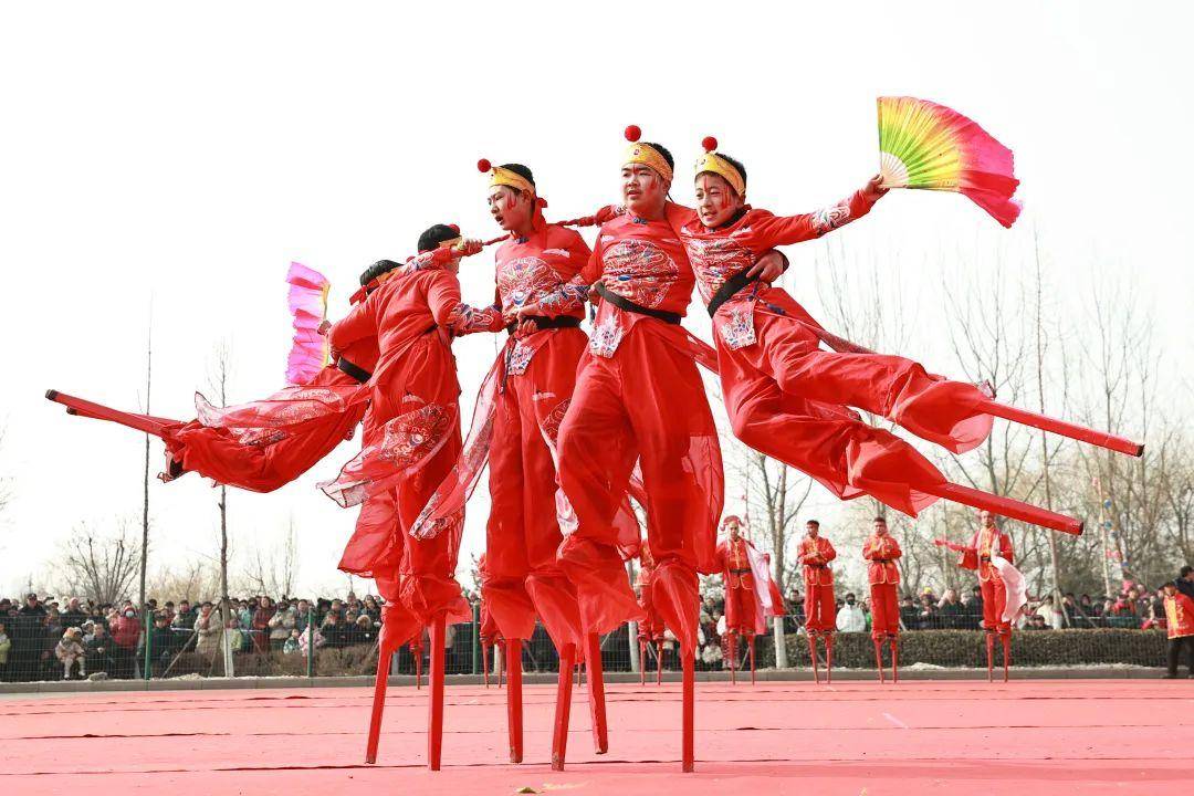 红色狂欢席卷全场，球迷们为队伍喝彩